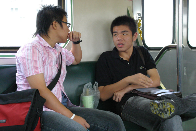 台灣鐵路旅遊攝影電車-區間車交談的旅客2005攝影照片234